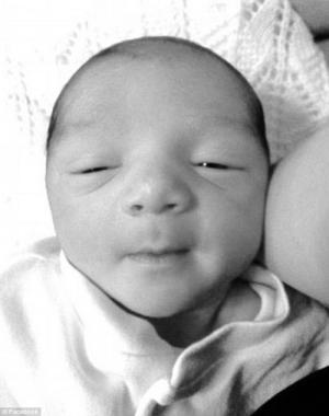 Walcott khoe ảnh con trai để ăn mừng chiến thắng của Arsenal