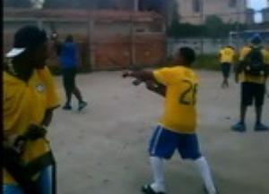 Fan cuồng Brazil nã súng AK-47 ăn mừng bàn thắng