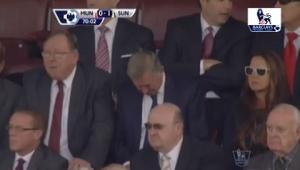 Man Utd thua xấu hổ, Sir Alex ngủ gật trên khán đài