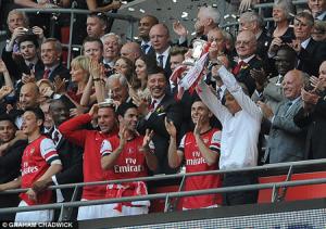 Arsenal “giải khát” danh hiệu: Bừng tỉnh sau giấc mộng dài