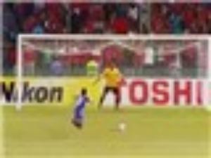 Giả vờ ngã, đánh lừa thủ môn rồi ghi bàn