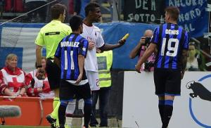 Đến lượt hậu vệ AC Milan bị CĐV ném chuối