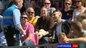 Barca đuổi fan mặc áo Real ở Nou Camp
