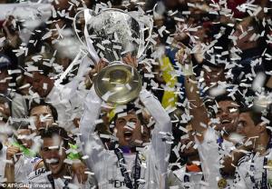 Vượt Messi ở Champions League, Ronaldo chia thưởng tứ tung