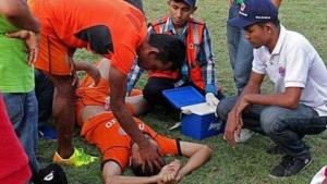 Thủ môn tung cước giết chết một đồng nghiệp tại giải VĐQG Indonesia
