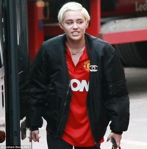 Miley Cyrus gia nhập đội quân fan cuồng M.U