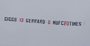 CĐV Man Utd lại thuê máy bay, tra tấn tinh thần Liverpool