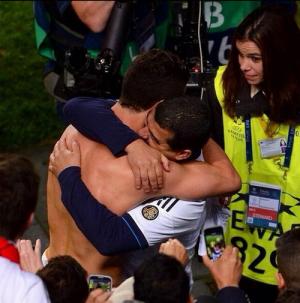 Bí mật về người đàn ông Ronaldo ôm sau khi ghi bàn
