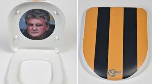 HLV của Hull City được vinh danh trên… bồn cầu