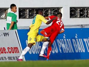 4 án kỷ luật sau vụ ẩu đả trên sân Lạch Tray