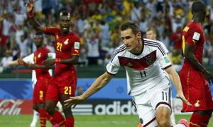 Rô “béo” chúc mừng đàn em Klose sau khi bị san bằng kỷ lục ghi bàn ở World Cup