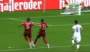 Pha tranh bóng hài hước giữa hai cầu thủ Bồ Đào Nha trong trận gặp ĐT Đức