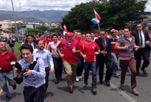 Bên lề: CĐV Costa Rica thể hiện khát vọng đả bại tuyển Anh