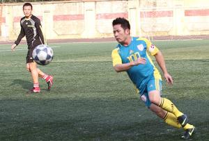 Bằng Kiều và thú vui rít điếu cày bên lề sân bóng