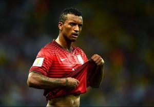 Nani ngầm trách Ronaldo phung phí cơ hội