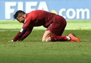 Ronaldo bị chỉ trích tới tấp vì “chê” đồng đội
