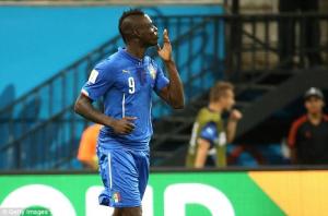 ĐT Italia trước giờ lâm trận: Balotelli đòi Nữ hoàng Anh ... thơm vào má