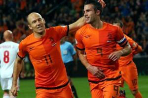 Robin van Persie, Arjen Roben cùng các đồng đội lên tinh thần bằng bữa ăn ấm cúng