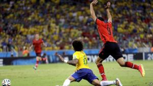 Brazil đã bị cướp quả phạt đền trước Mexico?