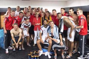 Thủ tướng Đức vào tận phòng thay đồ chúc mừng thầy trò Joachim Loew