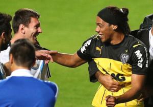 Messi bị lừa bởi Ronaldinho giả