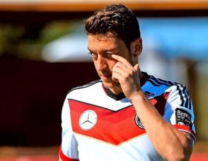 Mesut Oezil: Người Đức buồn!
