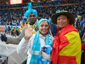 Gã CĐV cuồng si mang hàng trăm lá cờ Tổ quốc đi xem World Cup