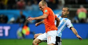 Pha cản phá không tưởng của Mascherano khiến Robben ôm hận