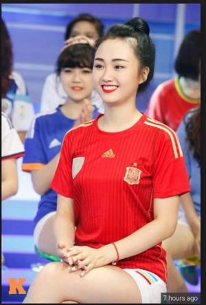 Hot girl Việt: Yêu vì bị “cưỡng bức”... xem bóng đá