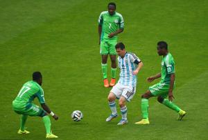 ĐT Argentina: Khi Messi chơi bóng, Higuain và Aguero ở đâu?