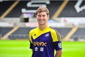 Man United nhắm Ben Davies thay Evra