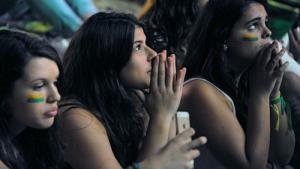 Fan Brazil chán đến mức không thèm… đập phá