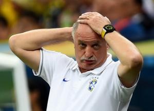 Nếu có lòng tự trọng, Scolari hãy từ chức!