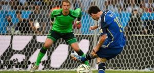 Messi chuyền bóng kém hơn cả thủ thành Neuer