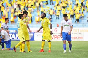 Samson lập hat-trich giúp HN T&T nuôi hy vọng vô địch