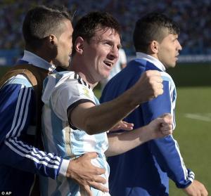 Vào tứ kết, Argentina vẫn bị Maradona đánh tả tơi