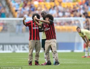 Balotelli tự sướng cùng fan cuồng