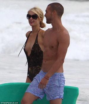 Tình một đêm của CR7 hôn say đắm phi công trẻ