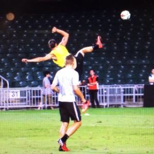 Ngứa chân, Ibrahimovic lại giở tuyệt kỹ Taekwondo