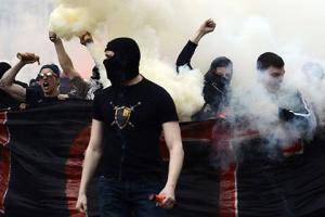 Lượt đi vòng sơ loại thứ 3 Champions League bị gián đoạn vì CĐV gây bạo loạn