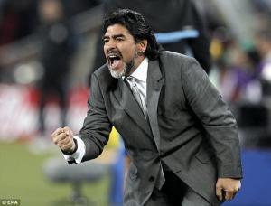 Chán ăn chơi phè phỡn, Maradona trở lại nghiệp cầm quân