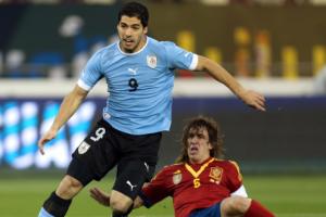 Puyol dùng lời đường mật “dụ dỗ” Suarez
