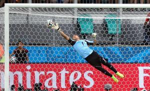 Các thủ môn thay nhau chơi xuất sắc: World Cup của những người gác đền