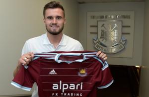 Arsenal đưa ra quyết định bất ngờ cho hàng thừa Carl Jenkinson
