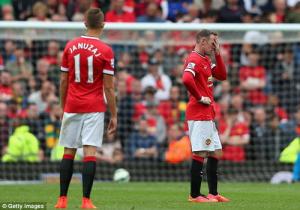 Cột dọc phũ phàng từ chối siêu phẩm sút phạt của Rooney