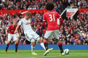 Chấm điểm Man Utd 1-2 Swansea: Trong một ngày Sigurdsson đắt giá hơn Juan Mata
