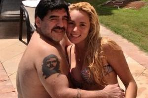 Chia tay đòi quà, Vua bóng đá Maradona đẩy vợ hụt vào tù