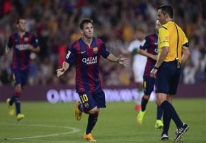 Messi bó tay trong trò đưa bóng vào thùng rác