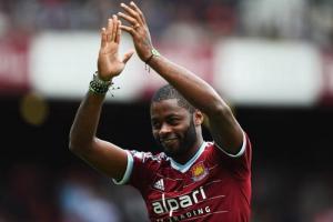 Barcelona chính thức đẩy hàng thải Alex Song sang West Ham