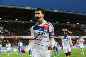 Không mua được tiền vệ, Arsenal tính mượn Gonalons